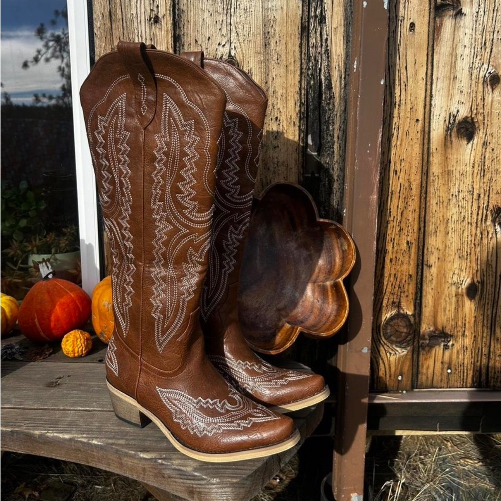 NEW TALL COWGIRL BOOTS WITH WHITE EMBROIDERY